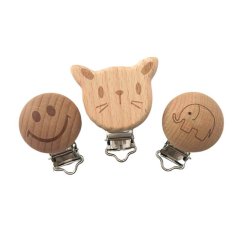 Kovový klip s drevenou ozdobou