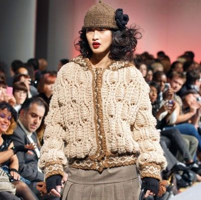 moderný pletený sveter 