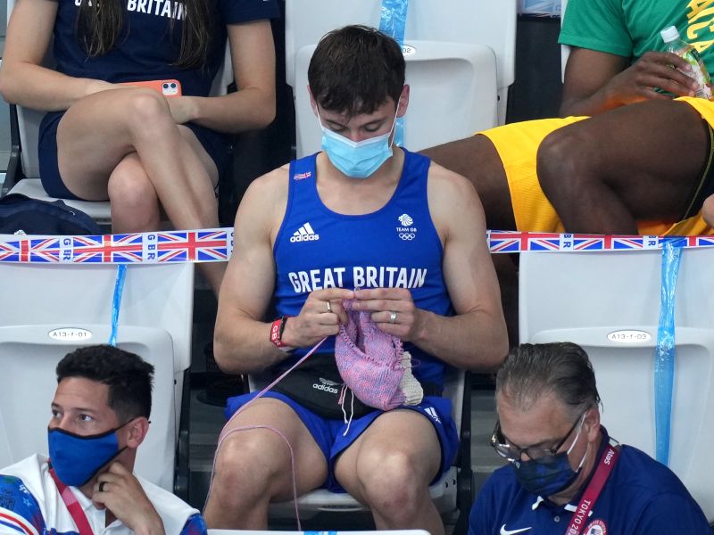 Tom Daley – Tom Daley pletie počas olympiády v Tokiu